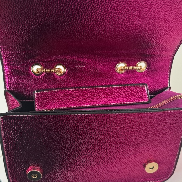 Vibrant Color Contrast Striped Shoulder Bag with Gold Chain, New - Picture 12 of 12